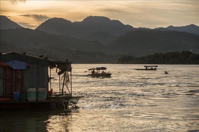 Khung cảnh núi sông thơ mộng và bình yên vào mỗi buổi chiều buông trên sông Đà nơi làng vạn chài dưới châu cầu Hòa Bình 3. Ảnh: Trọng Đạt-TTXVN