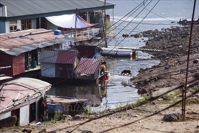 Cuộc sống của người dân nơi đây bình yên và là một khoảng trầm giữa lòng thành phố Hòa Bình đang có những bước phát triển sôi động. Ảnh: Trọng Đạt-TTXVN 