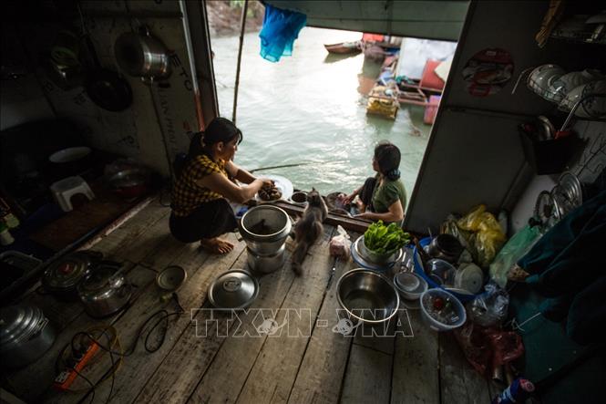 Bên trong một căn bếp của một hộ dân làng vạn chài. Ảnh: Trọng Đạt-TTXVN