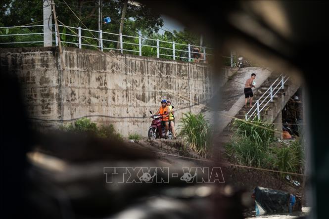 Lối lên xuống của người dân làng vạn chài. Ảnh: Trọng Đạt-TTXVN
