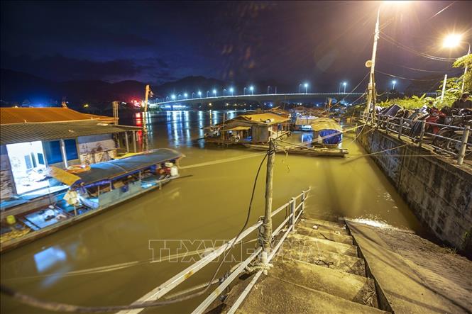 Cuộc sồng bình yên và lặng lẽ của làng vạn chài dưới dân cầu Hòa Bình 3. Ảnh: Trọng Đạt-TTXVN