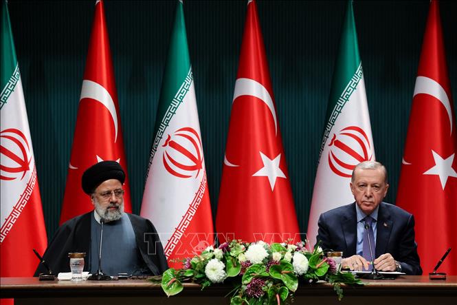 Tổng thống Thổ Nhĩ Kỳ Recep Tayyip Erdogan (phải) và Tổng thống Iran Ebrahim Raisi tại cuộc họp báo chung ở Ankara ngày 24/1/2024. Ảnh: AFP/TTXVN