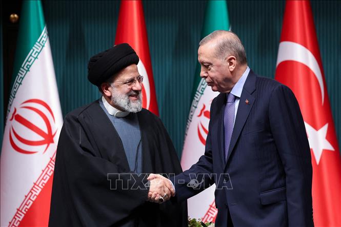 Tổng thống Thổ Nhĩ Kỳ Recep Tayyip Erdogan (phải) và Tổng thống Iran Ebrahim Raisi tại cuộc họp báo chung ở Ankara ngày 24/1/2024. Ảnh: AFP/TTXVN