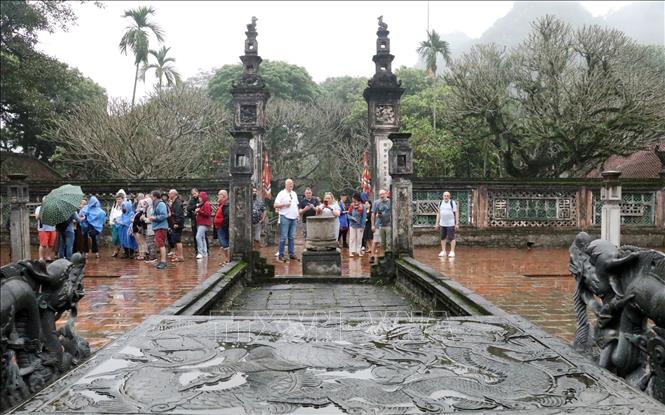 Du khách nước ngoài tham quan Khu di tích quốc gia đặc biệt Cố đô Hoa Lư (Hoa Lư, Ninh Bình). Ảnh: Đức Phương - TTXVN