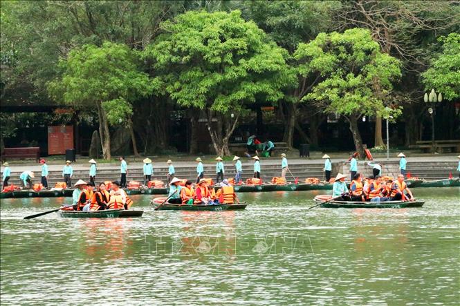 Du khách tham quan Khu du lịch sinh thái Tràng An thuộc Quần thể danh thắng Tràng An (Ninh Bình). Ảnh: Đức Phương - TTXVN