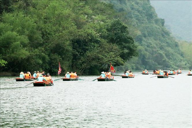 Du khách tham quan Khu du lịch sinh thái Tràng An thuộc Quần thể danh thắng Tràng An (Ninh Bình). Ảnh: Đức Phương - TTXVN