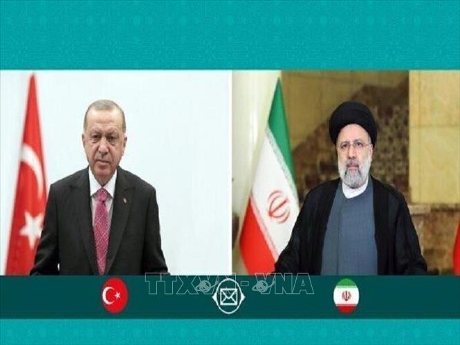 Tổng thống Iran Ebrahim Raisi (phải) và Tổng thống Thổ Nhĩ Kỳ Recep Tayyip Erdogan. Ảnh: IRNA/TTXVN
