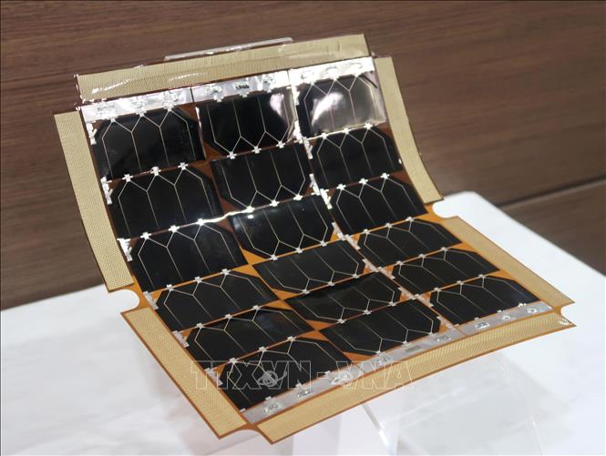 Một tấm pin năng lượng mặt trời, có trọng lượng nhẹ hơn khoảng 5 lần so với pin mặt trời thông thường, được gắn trên tàu đổ bộ Mặt Trăng SLIM của Cơ quan Thám hiểm Hàng không Vũ trụ Nhật Bản. Ảnh: Kyodo/TTXVN
