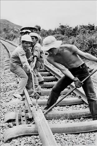 Đoàn viên thanh niên trên công trường xây dựng lại tuyến đường sắt Bắc – Nam sau khi đất nước thống nhất. Ảnh: TTXVN    

