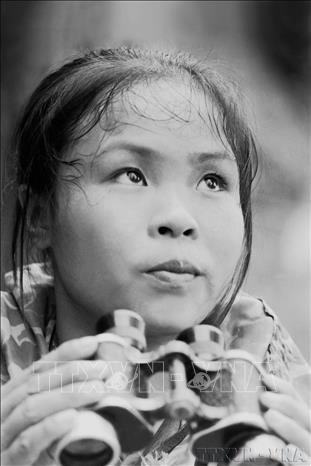 Suốt 200 ngày đêm ròng rã đếm bom rơi và cắm tiêu xác định vị trí bom trên trọng điểm ngã ba Đồng Lộc (Hà Tĩnh), nữ anh hùng La Thị Tám cùng đồng đội đã góp phần quan trọng thông đường cho những chuyến xe ra trận. Ảnh: Văn Bảo - TTXVN 
