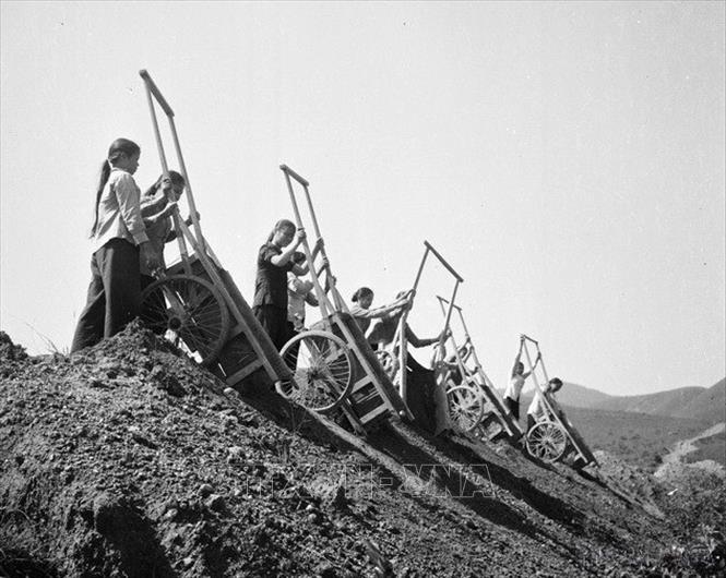 Tiểu đội 2 gồm toàn nữ thuộc Đại đội 551, Tổng đội 55 Thanh niên xung phong Hà Tĩnh mở đường mới cho xe ra tiền tuyến. Ảnh: Văn Sắc – TTXVN