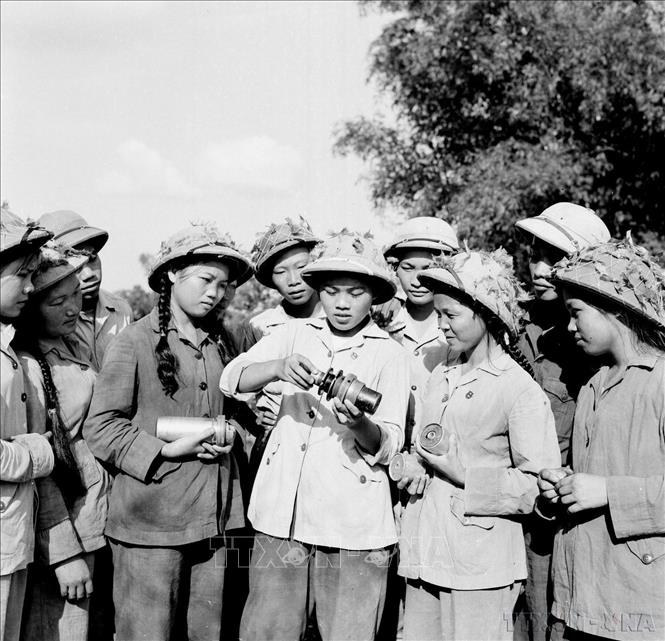 Đội viên tổ công binh Đại đội 912 Thanh niên xung phong tỉnh Bắc Thái luyện thao tác hệ thống kíp bom điện (năm 1966). Ảnh: Trần Phác - TTXVN