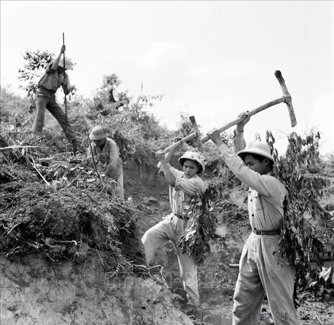 Đội thanh niên xung phong tỉnh Bắc Thái bạt núi san đồi làm đường chống Mỹ cứu nước (1966). Ảnh: Trần Phác - TTXVN