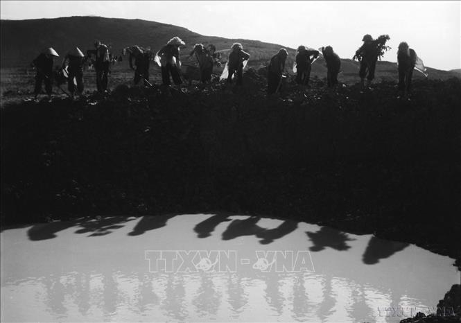 10 trong số 12 cô gái Tiểu đội 4, Đại đội TNXP 552 đang san lấp hố bom đã hy sinh anh dũng cuối năm 1968 khi làm nhiệm vụ bảo đảm giao thông tại Ngã ba Đồng Lộc (Hà Tĩnh). Ảnh: Văn Sắc – TTXVN
