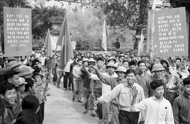 Hưởng ứng phong trào Thanh niên “Ba sẵn sàng”, thanh niên Hà Tây nô nức lên đường chiến đấu (tháng 8/1964), sau khi Mỹ mở rộng đánh phá bằng không quân ra miền Bắc trong kháng chiến chống Mỹ, cứu nước. Ảnh: Kim Hùng - TTXVN
