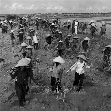Thi đua lao động sản xuất trên công trình Đại thuỷ nông Bắc – Hưng - Hải, một trong những ngọn cờ thi đua trong thời kì xây dựng chủ nghĩa xã hội ở miền Bắc. Ảnh: Hữu Ngôi – TTXVN