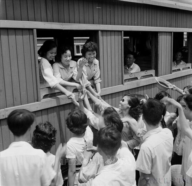 Thanh niên học sinh Hà Nội xung phong đi công tác tại các cơ sở sản xuất tại Ninh Bình, hưởng ứng Lời kêu gọi của Đảng tham gia phát triển kinh tế miền núi (1964). Ảnh: TTXVN