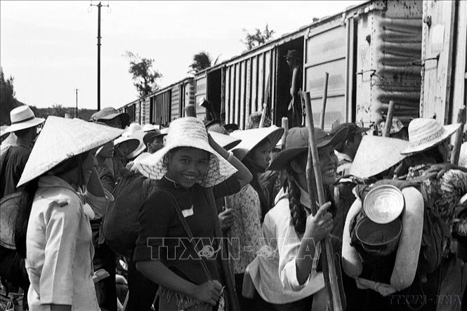 Hưởng ứng phong trào lao động xây dựng đất nước, sáng 5/7/1975, hàng trăm thanh niên thành phố Đà Nẵng nô nức lên đường đi xây dựng kinh tế miền Tây Quảng Nam. Ảnh: Hà Mùi – TTXVN


