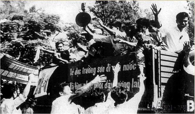 Thanh niên miền Bắc hưởng ứng phong trào “Ba sẵn sàng”, hăng hái lên đường nhập ngũ. Ảnh: TTXVN phát