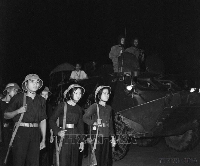 Tự vệ Thủ đô sẵn sàng chiến đấu (1972). Ảnh: TTXVN