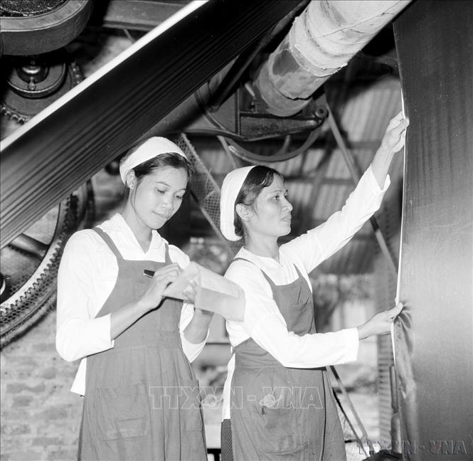 Công nhân Nhà máy Dệt tơ Nam Định hăng hái thi đua sản xuất (Tháng 9/1973). Ảnh: Trần Phác-TTXVN