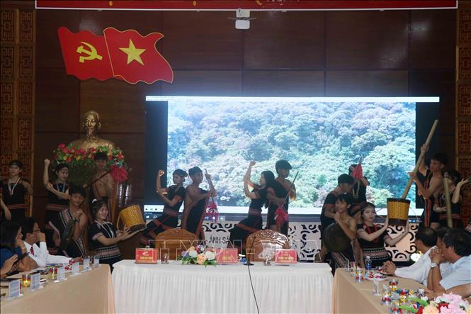 Đồng bào các dân tộc Ca Dong, Xê Đăng, M’Nông, huyện Nam Trà My, tỉnh Quảng Nam ra mắt trang phục truyền thống. Ảnh: Đoàn Hữu Trung - TTXVN