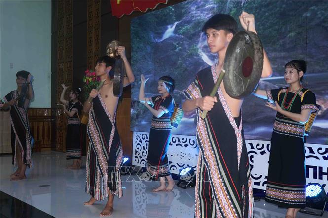 Trang phục của người Xê Đăng trong các hoạt động lễ hội và múa cồng chiêng. Ảnh: Đoàn Hữu Trung - TTXVN