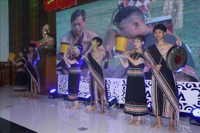 Trang phục của dân tộc Xê Đăng là các loại khố, áo của đàn ông; áo chui đầu tay áo được khoét sát nách và váy quấn của phụ nữ. Ảnh: Đoàn Hữu Trung - TTXVN