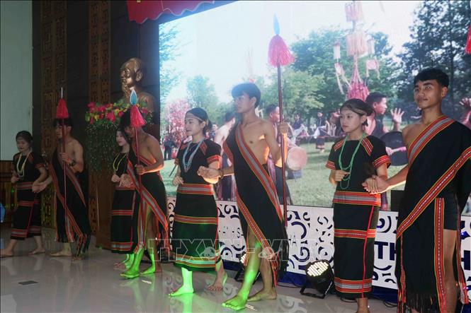 Trang phục người đồng bào Ca Dong với 4 gam màu chủ yếu đó là Đen, đỏ, vàng và trắng. Ảnh: Đoàn Hữu Trung - TTXVN