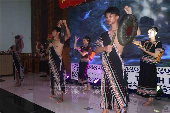 Trang phục của người Xê Đăng trong các hoạt động lễ hội và múa cồng chiêng mừng lúa mới và trong các sinh hoạt cộng đồng. Ảnh: Đoàn Hữu Trung - TTXVN