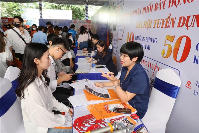 People at a job fair in Ho Chi Minh City on March 15. VNA Photo: Thanh Vũ