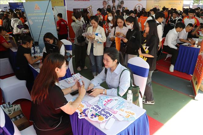 People at a job fair in Ho Chi Minh City on March 15. VNA Photo: Thanh Vũ