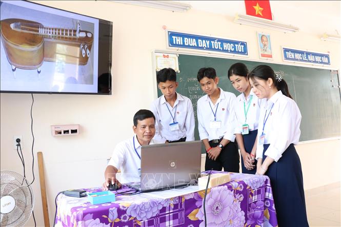 Giáo viên Trường Phổ thông Dân tộc nội trú Trung học Phổ thông tỉnh Trà Vinh hướng dẫn học sinh trong giờ học. Ảnh: Thanh Hòa - TTXVN
