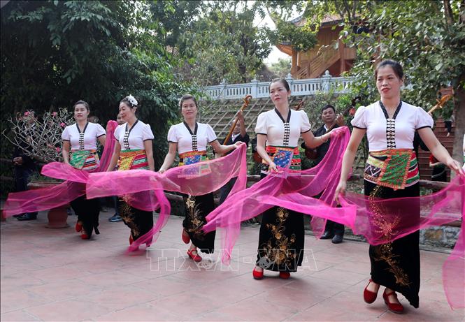 White Thai women join a graceful, soft dance during Nang Han festival. VNA Photo: Quý Trung