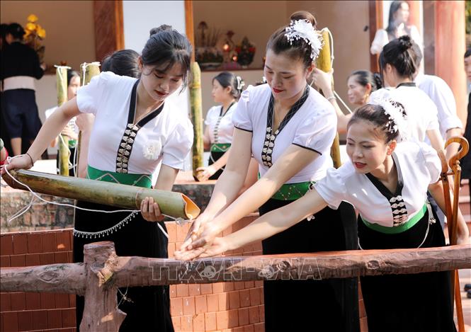 White Thai people wash their hands with water from a special water source that is believed to be the place where Nang Han ascends to the heavens after her victory. VNA Photo: Quý Trung