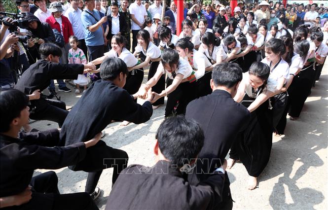 Thai boys and girls play tug-of-war at Nang Han festival. VNA Photo: Quý Trung