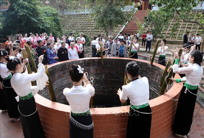 White Thai girls take water from a special water source that is believed to be the place where Nang Han ascends to the heavens after her victory. VNA Photo: Quý Trung