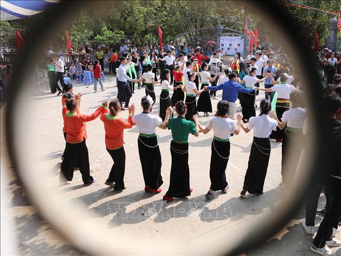 Delegates and local White Thai people dance together in the xoe dance, expressing solidarity between ethnicities. VNA Photo: Quý Trung
