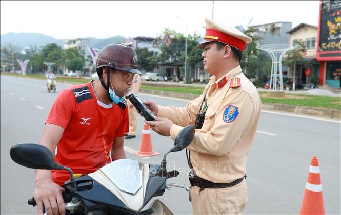 A traffic police officer conducts a breathalyser test on a driver in the northern province of Lao Cai. VNA Photo: Quốc Khánh