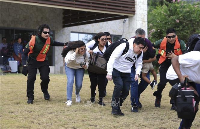 Công dân Mexico được sơ tán khỏi Haiti ngày 1/4/2024. Ảnh: AFP/TTXVN