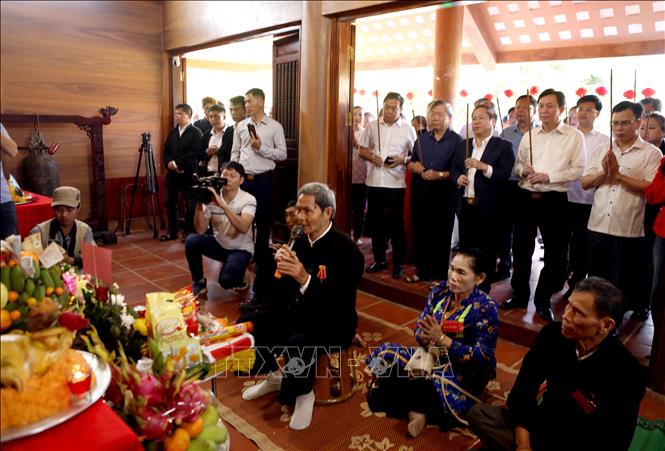 Lai Chau province's officials and local White Thai people offers incense at Nang Han temple during the festival. VNA Photo: Quý Trung