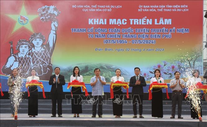 Cắt băng khai mạc Triển lãm. Ảnh: Phan Quân - TTXVN