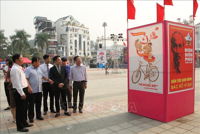 Các đại biểu tham quan Triển lãm. Ảnh: Phan Quân - TTXVN