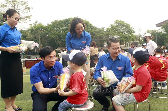 Tặng quà cho trẻ mắc chứng tự kỷ. Ảnh: Hoàng Hùng - TTXVN