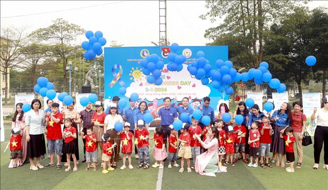 Lãnh đạo Tỉnh đoàn Vĩnh Phúc cùng các đại biểu và trẻ mắc chứng tự kỷ thả bóng bay hưởng ứng “Ngày Thế giới nhận thức về Tự kỷ 2/4/2024”. Ảnh: Hoàng Hùng - TTXVN