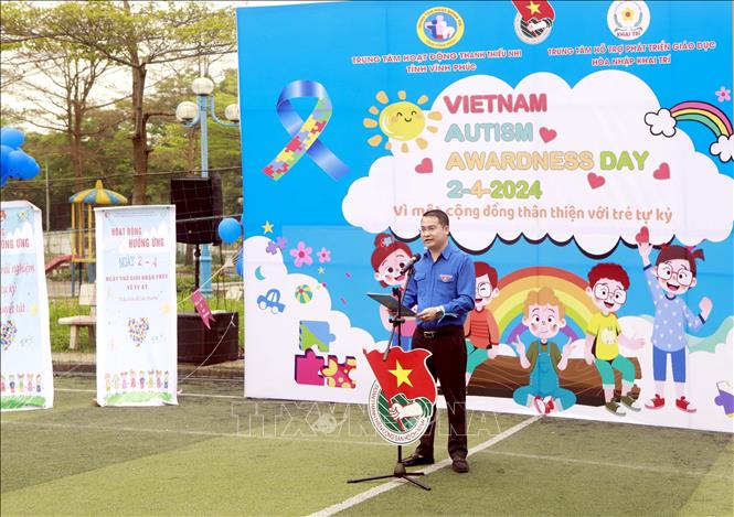 Giám đốc Trung tâm Thanh thiếu niên tỉnh Vĩnh Phúc phát biểu hưởng ứng “Ngày Thế giới nhận thức về Tự kỷ. Ảnh: Hoàng Hùng - TTXVN