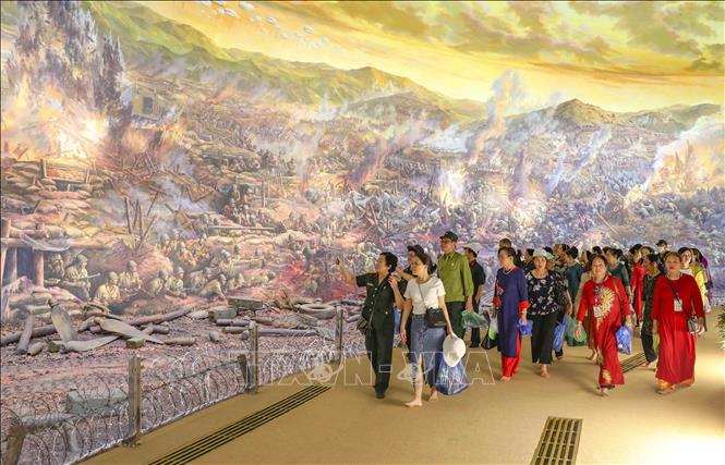 Du khách tham quan bức tranh panorama Chiến dịch Điện Biên Phủ tại Bảo tàng Chiến thắng lịch sử Điện Biên Phủ.  Ảnh: Xuân Tư – TTXVN 
