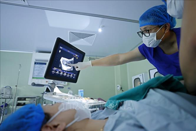 Bác sĩ thông báo đã đặt phôi thành công vào buồng tử cung cho bệnh nhân. Ảnh: Minh Quyết – TTXVN