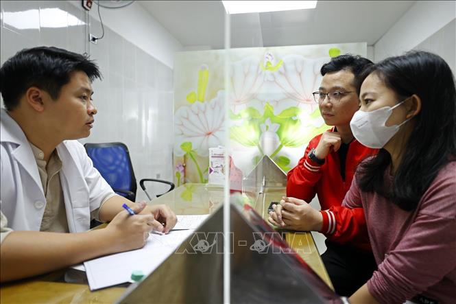Bác sĩ Bệnh viện Phụ sản Hà Nội thăm khám, tư vấn cho gia đình bệnh nhân. Ảnh: Minh Quyết – TTXVN