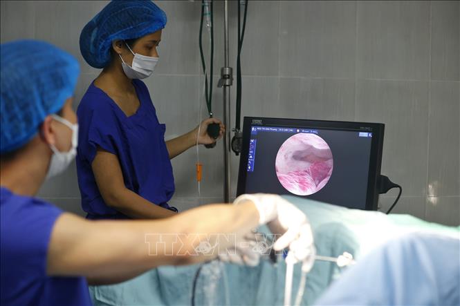 Ở phòng thủ thuật soi buồng tử cung, bác sĩ sẽ chẩn đoán và điều trị, xác định thời điểm thích hợp để đặt phôi. Ảnh: Minh Quyết – TTXVN